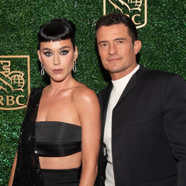 ケイティ・ペリーとオーランド・ブルームが一緒に写っている写真/Katy Perry and Orlando Bloom posing together in a photo