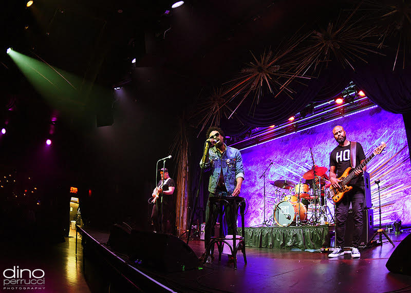 <img src="blue-note-jazz-festival.jpg" alt="ブルーノートジャズフェスティバルでパフォーマンスをするアーティスト"> 