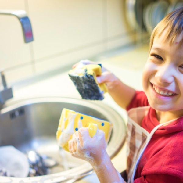 子どもが掃除をしている様子/Child cleaning the room