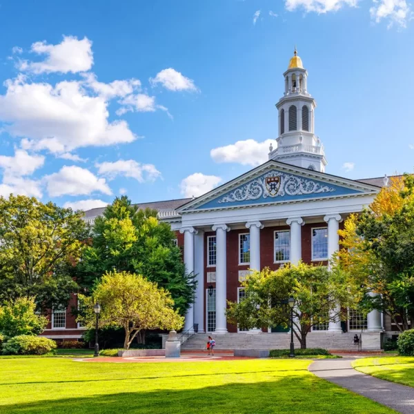 ハーバード大学のキャンパスの写真です。歴史的な建物と緑豊かな環境が特徴です。/ A photo of Harvard University campus, featuring historic buildings and lush greenery.