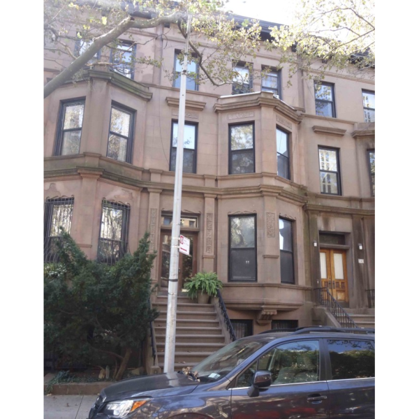 ブルックリンのブラウンストーン建物の写真 / Photo of a Brooklyn brownstone building