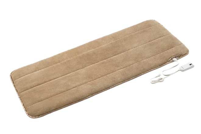 パナソニックのひとり用ホットマット「DC-SN20」が床に敷かれている様子/Single-person Panasonic hot mat “DC-SN20” laid out on the floor 